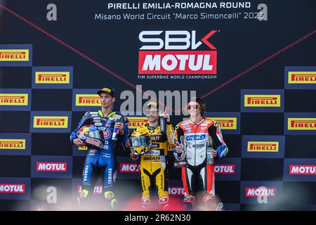 Misano Adriatico, Italien. 04. Juni 2023. Alvaro Bautista (C) von Aruba.it Racing - Ducati mit Ducati Panigale V4R mit Toprak Razgatlioglu (L) von Pata Yamaha Prometeon WorldSBK mit Yamaha YZF R1 und Axel Bassani (R) von Motocorsa Racong mit Ducati Panigale V4R komponieren Sie das Podium des Rennens 2 während der FIM SBK Superbike Emilia-Romagna-Runde auf dem Misano World Circuit. (Foto: Fabrizio Carabelli/SOPA Images/Sipa USA) Guthaben: SIPA USA/Alamy Live News Stockfoto