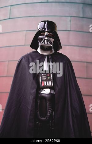 HARROGATE, GROSSBRITANNIEN - 3. JUNI 2023. Das Porträt eines Cosplayer, der als Star Wars Sith Lord Darth Vader bei einer britischen Comic Con verkleidet ist Stockfoto