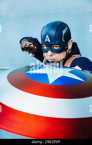 HARROGATE, GROSSBRITANNIEN - 3. JUNI 2023. Nahaufnahme eines männlichen Cosplayer in einem Captain America Kostüm mit Schild in einer Kampfposition Stockfoto