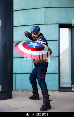 HARROGATE, GROSSBRITANNIEN - 3. JUNI 2023. Ein männlicher Cosplayer in einem Captain America Kostüm mit Schild in einer Kampfposition Stockfoto