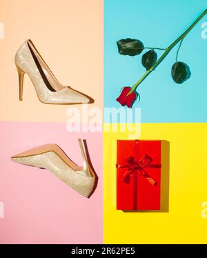 Zeitgenössische minimalistische Kunstcollage. Valentinstag oder Idee vom 8. März. Elegante beige Frauenschuhe, Rosenblume und Geschenkbox. Modeblogger, Online-Shop, Stockfoto