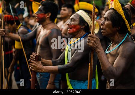 5. Juni 2023, BrasÃ-lia, Brasilien: Indigene Demonstranten singen und tanzen während der Demonstration. Zwischen Juni 5. und 7. organisierten einheimische Demonstranten eine nationale Mobilisierung gegen PL490/PL2903, bekannt als Marco temporal. Seit 2007 erörtert, in der es um indigene Gebiete und ihre Landrechte geht. Dieses Projekt verteidigt, dass vor 1988, als die neue brasilianische Verfassung verabschiedet wurde, alle Gebiete, die von indigenen Bevölkerungsgruppen besetzt waren, nur dann berücksichtigt würden, wenn sie bereits genehmigt und bis zum 5. Oktober 1988 gesetzlich festgelegt worden wären. Der Gedanke von PL490 besteht darin, dies nach dem neuen Datum der zu berücksichtigen Stockfoto