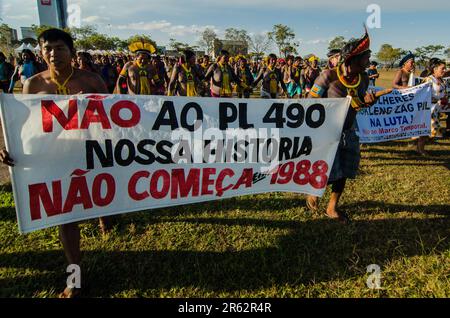 5. Juni 2023, BrasÃ-lia, Brasilien: Indigene Demonstranten halten während der Demonstration ein Banner, auf dem steht: "Nicht bis PL490: Unsere Geschichte beginnt nicht im Jahr 1988". Zwischen Juni 5. und 7. organisierten einheimische Demonstranten eine nationale Mobilisierung gegen PL490/PL2903, bekannt als Marco temporal. Seit 2007 erörtert, in der es um indigene Gebiete und ihre Landrechte geht. Dieses Projekt verteidigt, dass vor 1988, als die neue brasilianische Verfassung verabschiedet wurde, alle Gebiete, die von indigenen Bevölkerungsgruppen besetzt waren, nur dann berücksichtigt würden, wenn sie bereits genehmigt und bis zum 5. Oktober 1988 gesetzlich festgelegt worden wären. Das i Stockfoto