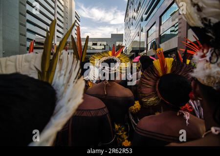 5. Juni 2023, BrasÃ-lia, Brasilien: Indigene Demonstranten marschieren während der Demonstration auf die Straße. Zwischen Juni 5. und 7. organisierten einheimische Demonstranten eine nationale Mobilisierung gegen PL490/PL2903, bekannt als Marco temporal. Seit 2007 erörtert, in der es um indigene Gebiete und ihre Landrechte geht. Dieses Projekt verteidigt, dass vor 1988, als die neue brasilianische Verfassung verabschiedet wurde, alle Gebiete, die von indigenen Bevölkerungsgruppen besetzt waren, nur dann berücksichtigt würden, wenn sie bereits genehmigt und bis zum 5. Oktober 1988 gesetzlich festgelegt worden wären. Der Gedanke von PL490 besteht darin, dies nach dem neuen Datum o in Betracht zu ziehen Stockfoto