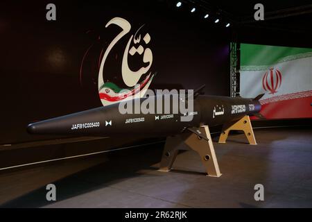 Teheran, Iran, Islamische Republik. 06. Juni 2023. Fattah Hypersonic Rakete wird in einer Zeremonie in Teheran, Iran, am Dienstag, den 6. Juni 2023 enthüllt. Während die Spannungen mit den Vereinigten Staaten wegen Teherans Nuklearprogramm hoch sind, hat der Iran seine erste Hypersonic-Rakete, Fattah, enthüllt, die 15-mal so schnell wie der Schall fliegen kann, Raketenabwehrsysteme durchdringen und ihr einen militärischen Vorteil verschaffen wird, erklärte das iranische Verteidigungsministerium in einer Erklärung. Foto: Iranisches Verteidigungsministerium/Kredit: UPI/Alamy Live News Stockfoto