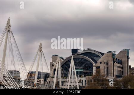 LONDON, ENGLAND - 18. APRIL 2023: Blick auf die Charring Cross Station und die Golden Jubilee Bridge an einem im Frühling bewölkten Nachmittag Stockfoto