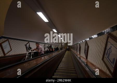 St. Anna's Tunnel, ein Fußgänger- und Fahrradtunnel unter der Schelde, der das Stadtzentrum mit dem Westufer, Antwerpen Belgien, verbindet Stockfoto