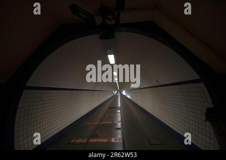 St. Anna's Tunnel, ein Fußgänger- und Fahrradtunnel unter der Schelde, der das Stadtzentrum mit dem Westufer, Antwerpen Belgien, verbindet Stockfoto