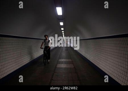 St. Anna's Tunnel, ein Fußgänger- und Fahrradtunnel unter der Schelde, der das Stadtzentrum mit dem Westufer, Antwerpen Belgien, verbindet Stockfoto