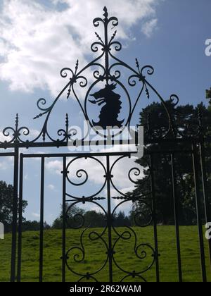 Schmiedeeisernes Dragon Gate, das Hergest Croft Gardens umschließt, Kington, Herefordshire, Großbritannien Stockfoto