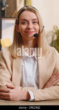 POV einer Geschäftsfrau, die ein Headset trägt, freiberufliches Callcenter, Helpline für Support-Service-Mitarbeiter, die mit dem Kunden- oder Kollegen-Kommunikationssupport im Büro gesprochen hat. Vertikale Webcam-Ansicht Stockfoto