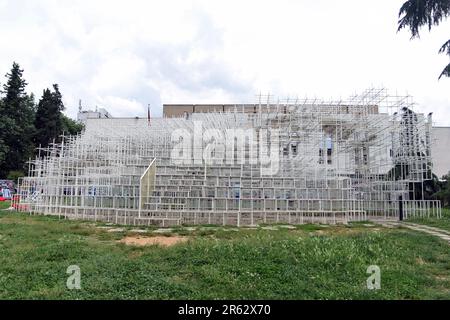 Die Kunstinstallation von Sou Fujimoto namens „REJA“ oder „The Cloud“. Die Struktur besteht aus weißen Stahlstäben und ähnelt einer weichen Wolke. In Tirana Albanien. Stockfoto