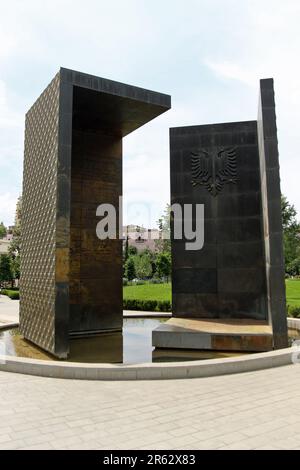 Das Unabhängigkeitsdenkmal im Rinia-Park neben dem Hauptboulevard der Hauptstadt wurde am 28. November 2012 als Symbol des albanischen Unabhängigkeitsjahrhunderts eingeweiht. Das rund 6,5 Meter hohe und 5,5 Meter breite Denkmal mit einem Gewicht von 15 Tonnen wurde von den Künstlern Visar Obrija und Kai Kiklas in Österreich geschaffen. Dieses Denkmal ist ein Symbol für den Widerstand der albanischen Nation in schwierigen Zeiten und Kriegen. Stockfoto