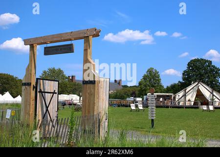 Eingangstor und Innenseite des Glamping Area von Collective Retreats auf Governors Island am 4. August 2019 in Manhattan, New York, USA. (Foto von Wojci Stockfoto
