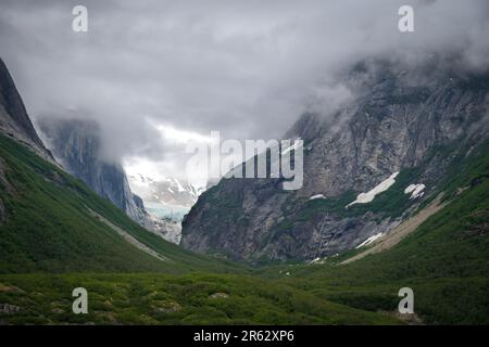 Der Dawes-Gletscher ist teilweise im Tal mit schweren, niedrigen Wolken versteckt Stockfoto