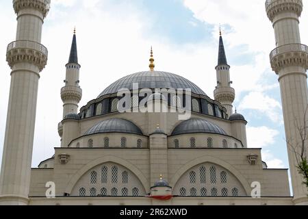 Die große Moschee von Tirana oder Namazgah Moschee ist eine Moschee, die in Tirana, Albanien, erbaut wurde. Die größte Moschee auf dem Balkan. Stockfoto