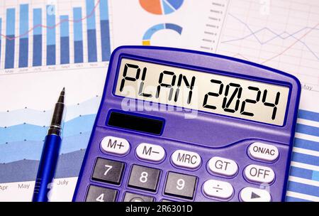 Deutsches Subventionsprogramm für erneuerbare Energien. Banknoten, Bauplan und Taschenrechner. Deutsche Inschrift bedeutet Rehabilitationspflicht. Stockfoto