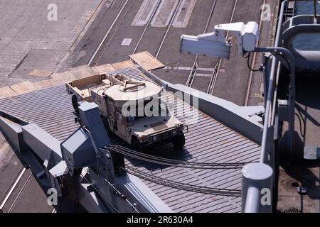 Das 833. Transportschiff lädt militärische Ausrüstung auf die USNS Bob Hope im Hafen von Tacoma am 25. Mai 2023. Die Ausrüstung wird für verschiedene Operationen im pazifik eingesetzt. (USA Militärfoto von PFC Leif Jensen) Stockfoto