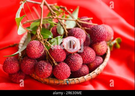 Frische, reife Lychee-Früchte tropische Früchte geschälte Litschis in Thailand, Litschis auf Korb Stockfoto