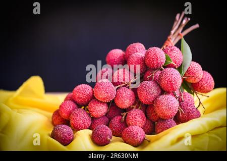 Frische, reife Lychee-Früchte tropische Früchte geschälte Litschis in Thailand, Litschis auf Tisch und schwarzer Hintergrund Stockfoto