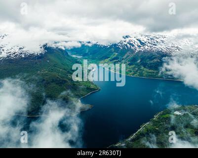 IONA Pando FÄHRT von einer Drohne, Olden, Innvikfjorden, Norwegen Stockfoto