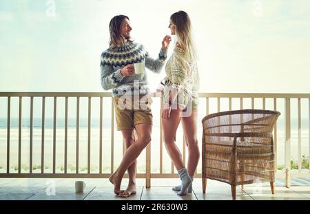 Zeit für Entspannung und Romantik. Ein junges Paar, das sich auf dem Balkon entspannt. Stockfoto