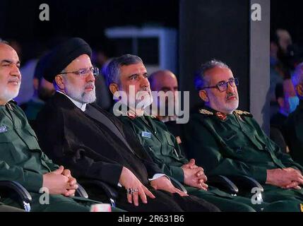 Teheran, Iran. 06. Juni 2023. Der iranische Präsident Ebrahim Raisi (2.-L) nimmt am Dienstag, den 6. Juni 2023, an der Enthüllung der Fattah-Hypersonikrakete in Teheran, Iran, Teil. Während die Spannungen mit den Vereinigten Staaten wegen Teherans Nuklearprogramm hoch sind, hat der Iran seine erste Hypersonic-Rakete, Fattah, enthüllt, die 15-mal so schnell wie der Schall fliegen kann, Raketenabwehrsysteme durchdringen und ihr einen militärischen Vorteil verschaffen wird, erklärte das iranische Verteidigungsministerium in einer Erklärung. Foto: Iranisches Verteidigungsministerium/Kredit: UPI/Alamy Live News Stockfoto