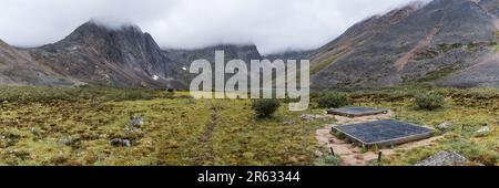 Im Spätsommer am Grizzly Lake bietet der Campingplatz im Tombstone Territorial Park eine unglaubliche Aussicht auf das Hinterland mit Campingplätzen und Wildnis Stockfoto