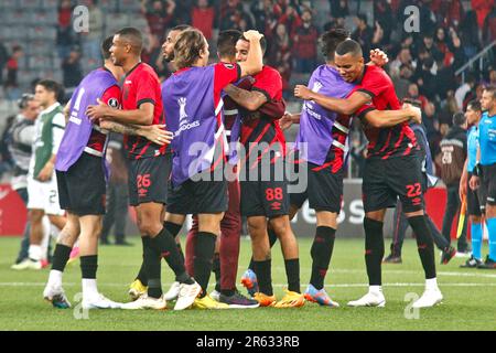 Curitiba, Brasilien. 06. Juni 2023. PR - CURITIBA - 06/06/2023 - LIBERTADORES 2023, ATHLETICO-PR X LIBERTAD - Athletico-PR-Spieler feiern ihren Sieg am Ende des Spiels gegen Libertad in der Arena da Baixada für die Libertadores 2023-Meisterschaft. Foto: Gabriel Machado/AGIF/Sipa USA Kredit: SIPA USA/Alamy Live News Stockfoto