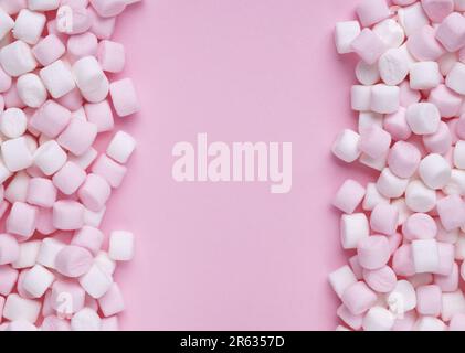 Köstliche Marshmallows auf pinkfarbenem Hintergrund, flach liegend. Platz für Text Stockfoto