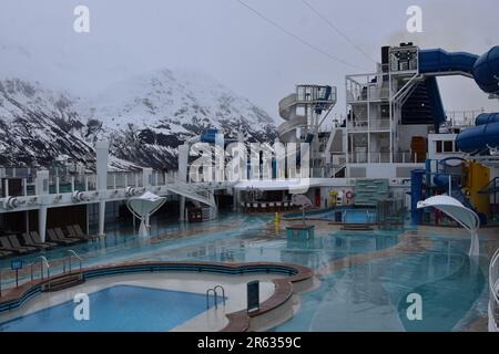 Norwegisches Kreuzfahrtschiff Bliss, das im Glacier Bay National Park Alaska unterwegs ist Stockfoto