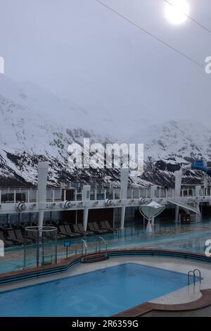 Norwegisches Kreuzfahrtschiff Bliss, das im Glacier Bay National Park Alaska unterwegs ist Stockfoto