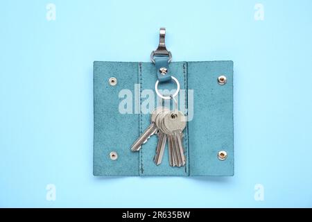 Lederhalter mit Tasten auf hellblauem Hintergrund, Draufsicht Stockfoto