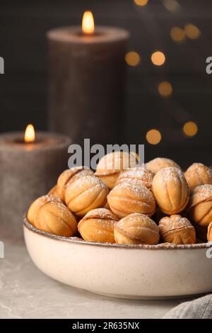 Schüssel mit leckeren nussförmigen Keksen auf grauem Tisch, Nahaufnahme Stockfoto