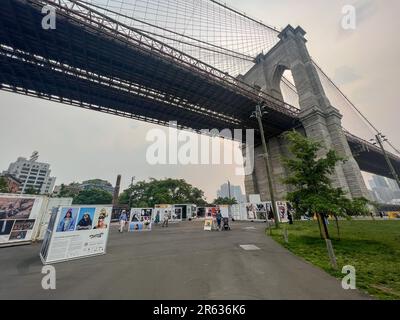 New York City, Usa. 6. Juni 2023. Das jährliche Fotofestival Photoville wird unter der Brooklyn Bridge in New York City zurückgebracht. Kredit: Ryan Rahman/Alamy Live News Stockfoto