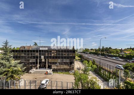 Blick auf eine Autobahn mit Verkehr in beide Richtungen am Stadtrand von Madrid, Spanien Stockfoto