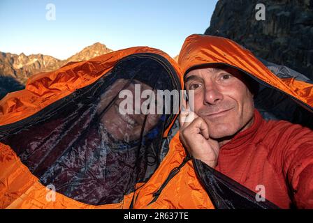 Kletterpaar im Bivouac unter dem Berg Stuart. Bundesstaat Washington. USA Stockfoto