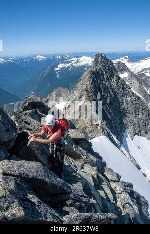 Weibliche Klettererin auf dem Verbotenen Gipfel. North Cascades, Washington. USA Stockfoto