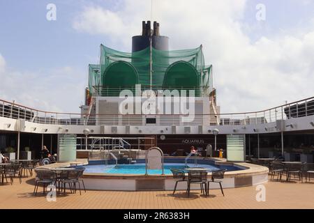 Aquarius Pool und Aquarius Bar auf Deck 9 - Lido Deck des Kreuzfahrtschiffs Arcadia. Diese beliebte Gegend liegt auch neben dem Restaurant Belvedere. Stockfoto