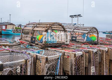 Hummerfallen werden am Kai in Glace Bay Nova Scotia aufgestellt und für den nächsten Lauf auf Boote geladen. Stockfoto