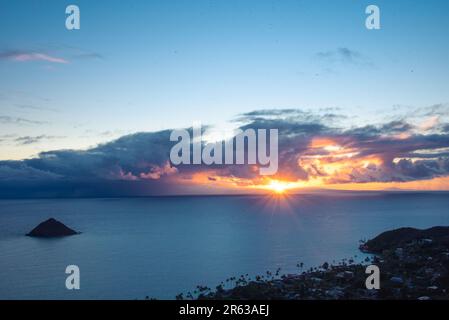 Wanderung bei Sonnenaufgang von Lanikai Stockfoto