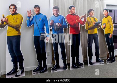 Riverside, Iowa, USA. 06. Juni 2023. Riverside, Iowa behauptet, der zukünftige Geburtsort des Star Trek-Charakters, Captain James T. Kirk, zu sein, ist ein verspielter Trick, um diese kleine Stadt in der Nähe von Iowa City mit Touristen zu begeistern. Zu den Attraktionen gehören das Voyage Home History Museum, Star Trek-Banner entlang der Hauptstraße, Statuen und ein jährliches Trek Fest jeden Sommer. (Kreditbild: © Brian Cahn/ZUMA Press Wire) NUR REDAKTIONELLE VERWENDUNG! Nicht für den kommerziellen GEBRAUCH! Stockfoto