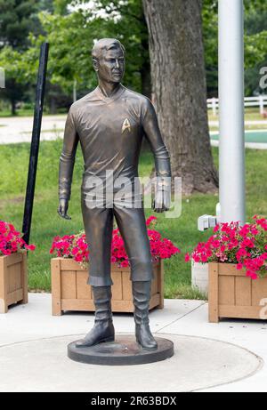 Riverside, Iowa, USA. 06. Juni 2023. Riverside, Iowa behauptet, der zukünftige Geburtsort des Star Trek-Charakters, Captain James T. Kirk, zu sein, ist ein verspielter Trick, um diese kleine Stadt in der Nähe von Iowa City mit Touristen zu begeistern. Zu den Attraktionen gehören das Voyage Home History Museum, Star Trek-Banner entlang der Hauptstraße, Statuen und ein jährliches Trek Fest jeden Sommer. (Kreditbild: © Brian Cahn/ZUMA Press Wire) NUR REDAKTIONELLE VERWENDUNG! Nicht für den kommerziellen GEBRAUCH! Stockfoto