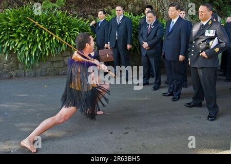 Seine Exzellenz, Xi Jinping, Vizepräsident der Volksrepublik China, 2. Richtig, begrüßt bei seinem Besuch in New Z die Maori traditionell Stockfoto