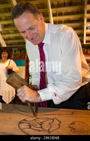 Premierminister John Key beginnt eine Rugby-WM-Schnitzerei, Vertragsgrundlagen, Waitangi, Neuseeland, Samstag, 05. Februar 2011. Stockfoto