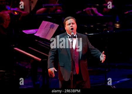 Paul Potts, der im Spendenkonzert auftaucht, zu Christchurch With Love, Bruce Mason Centre, Auckland, Neuseeland, Samstag, 02. April 2011. Stockfoto