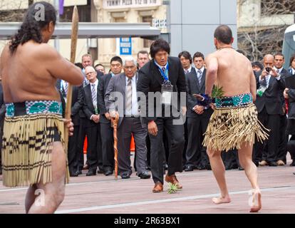 Hauptmann Takashi Kikutani vom japanischen Rugby-Team würdigt die Powhiri, eine Maori-Begrüßungszeremonie bei der ersten Rugby-Weltmeisterschaft, Aotea Square, Auckland, Neuseeland, Donnerstag, 01. September 2011. Stockfoto