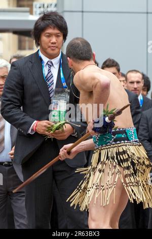 Hauptmann Takashi Kikutani vom japanischen Rugby-Team würdigt die Powhiri, eine Maori-Begrüßungszeremonie bei der ersten Rugby-Weltmeisterschaft, Aotea Square, Auckland, Neuseeland, Donnerstag, 01. September 2011. Stockfoto