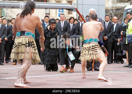 Hauptmann Takashi Kikutani vom japanischen Rugby-Team würdigt die Powhiri, eine Maori-Begrüßungszeremonie bei der ersten Rugby-Weltmeisterschaft, Aotea Square, Auckland, Neuseeland, Donnerstag, 01. September 2011. Stockfoto