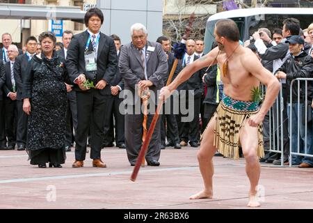 Hauptmann Takashi Kikutani vom japanischen Rugby-Team würdigt die Powhiri, eine Maori-Begrüßungszeremonie bei der ersten Rugby-Weltmeisterschaft, Aotea Square, Auckland, Neuseeland, Donnerstag, 01. September 2011. Stockfoto